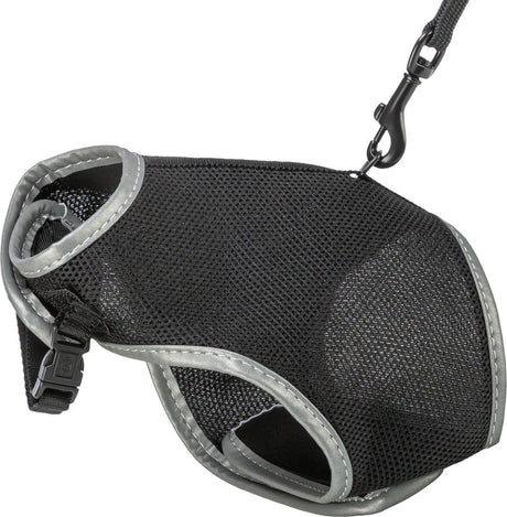 Schwarzes, atmungsaktives Hundegeschirr mit grauem Rand und Sicherheitsverschluss, befestigt an einem Karabiner.