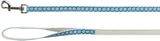 Hundeleine mit blau-weißem geometrischen Muster, Metallschnalle und Schlaufe.