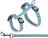 Blau-weiße Hundeleine mit geometrischem Muster und Metallschnalle sowie passendem Geschirr mit schwarzen Clips.