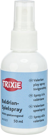 Sprühflasche mit der Aufschrift "TRIXIE Baldrian-Spielspray", in mehreren Sprachen beschriftet, 50 ml enthalten.