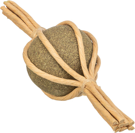 Ein brauner Ball aus faserigem Material mit umwickelten hellen Seilen auf weißem Hintergrund.