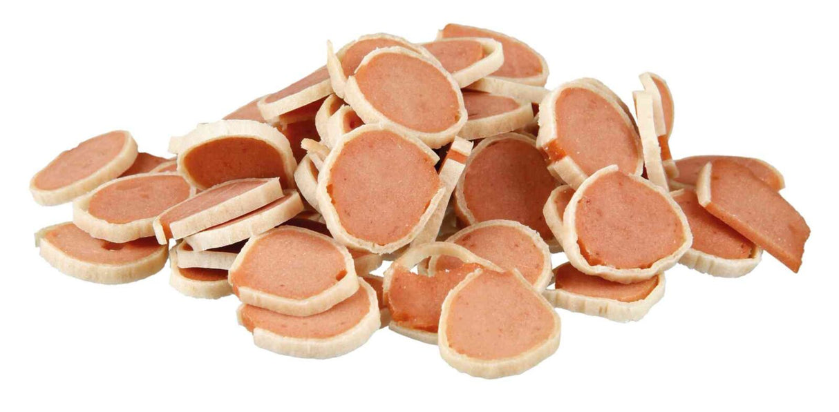 Ein Stapel runder, beige-weißer Snacks mit rötlicher Füllung, gleichmäßig geschnitten, auf weißem Hintergrund.
