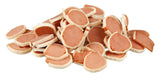Ein Stapel runder, beige-weißer Snacks mit rötlicher Füllung, gleichmäßig geschnitten, auf weißem Hintergrund.