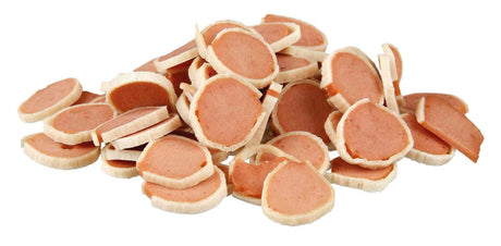 Ein Stapel runder, beige-weißer Snacks mit rötlicher Füllung, gleichmäßig geschnitten, auf weißem Hintergrund.