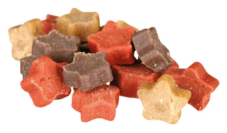 Mehrfarbige, sternförmige Snacks in Rot, Braun und Beige, auf einem Stapel angeordnet.