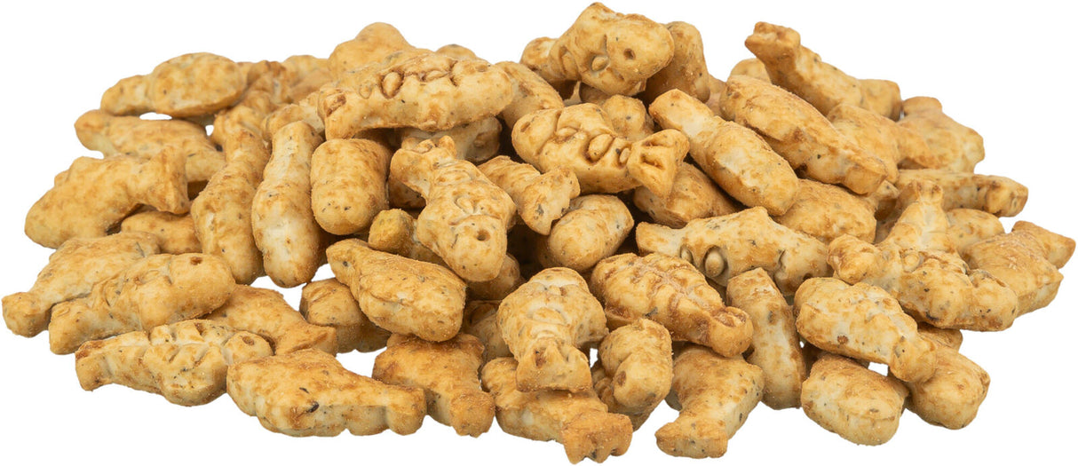Ein Haufen goldener, fischförmiger Kekse in verschiedenen Positionen, aufeinander gestapelt.