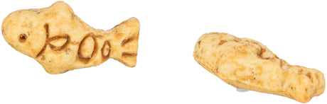 Zwei beige Fisch-förmige Kekse mit gravierten Details, darunter Buchstaben auf einem, vor weißem Hintergrund.