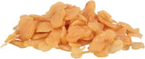 Ein Haufen dünner, gelblicher Scheiben liegt auf einer weißen Oberfläche, vermutlich getrocknete Frucht- oder Gemüsechips.