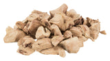 Stückige, beige-braune Brocken in ungleichmäßiger Form liegen übereinander auf weißem Hintergrund.