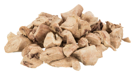 Stückige, beige-braune Brocken in ungleichmäßiger Form liegen übereinander auf weißem Hintergrund.
