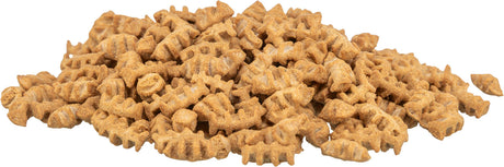Ein Haufen brauner, spiralförmiger Snackstücke, die wie kleine Pastaformen aussehen, auf weißem Hintergrund.