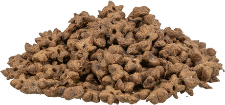 Ein Haufen brauner, unregelmäßig geformter Pellets auf weißem Hintergrund.