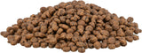 Ein Haufen brauner, runder Pellets dicht aneinanderliegend auf weißem Hintergrund.