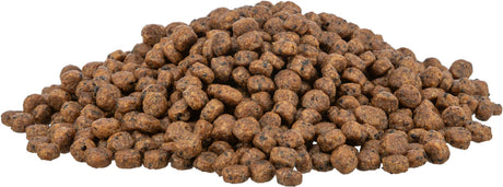 Ein Haufen brauner, runder Pellets dicht aneinanderliegend auf weißem Hintergrund.