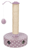 Kratzbaum mit Sisalsäule, lila Punkte auf der Basis, Plüschball an Schnur, Löcher mit sichtbaren Bällen.