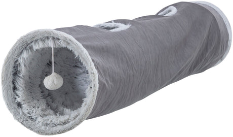 Grauer Tunnel aus weichem Material mit Plüschinnenfutter und hängendem Ball, rechteckige Öffnungen oben.