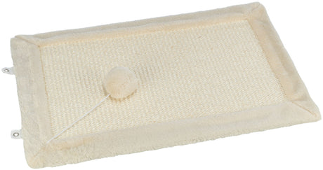 Beigefarbene kratzmatte mit weichem rand und hängendem ball aus plüsch daran befestigt.