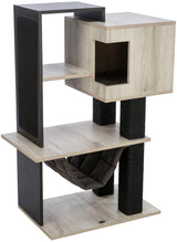 Kletterbaum aus Holz mit vier Ebenen, integrierter Höhle und Hängematte, schwarze Kratzflächen an den Säulen.
