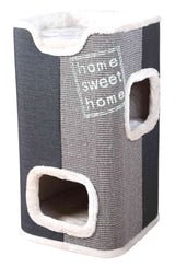 Grauer Kratzbaum mit beigen Plüschrändern, zwei Ausschnitten und gesticktem "home sweet home"-Schriftzug.