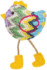 Buntes Vogelspielzeug aus geflochtenem Material mit gelben Filzstiefeln und verschiedenen Farben dekoriert.