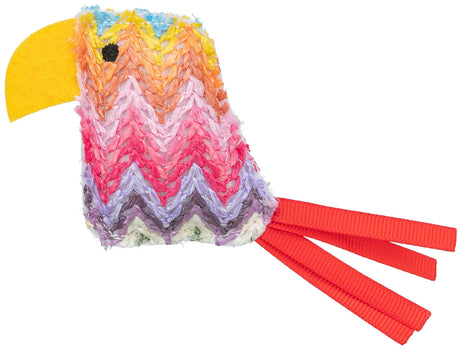 Buntes, vogelähnliches Spielzeug mit gelbem Schnabel, Textur in Zickzackmuster, roten Stoffstreifen am Ende.