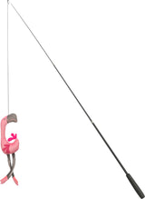 Lange Angelrute mit einem rosa Plüsch-Flamingo-Spielzeug am Ende.