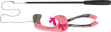 Angelrute mit einem rosa Stofftier in Flamingoform am schwarzen Schnur befestigt, Gesamtansicht.