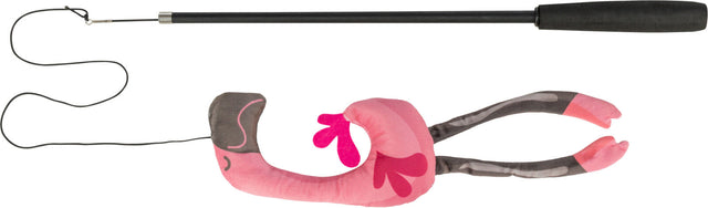 Angelrute mit einem rosa Stofftier in Flamingoform am schwarzen Schnur befestigt, Gesamtansicht.