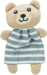 Ein beige Stoffteddy mit gestreiftem blau-weißem Kleid.