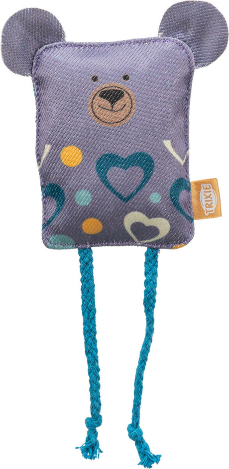 Stoffspielzeug in Bärenform mit lila Muster, blauen Herzmotiven und zwei blauen geflochtenen Seilen.