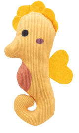 Kuscheltier in Form eines orange-gelben Seepferdchens mit schwarzen Augen und gelber Flosse in Herzform.