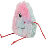 Flauschiges, dreieckiges Spielzeug in Rosa und Blau mit einem aufgestickten Gesicht und zwei roten Kordeln.