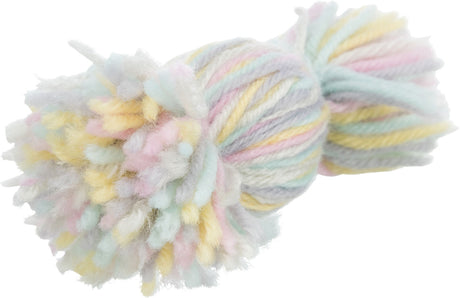 Bunte Garnrolle mit weichen Fäden in Pastelltönen wie Gelb, Rosa, Blau und Grün auf weißem Hintergrund.