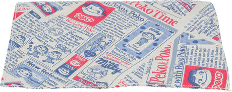 Bunt bedruckter Stoff mit blau-rotem Comic-Design und englischem Text, darunter Gesichter und Symbole.