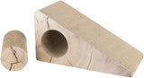 Zwei beige Kratzmöbel aus Wellpappe, ein zylindrisches Objekt und eine keilförmige Struktur mit Loch.