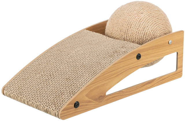 Schräge Vorrichtung aus Holz mit gestricktem Stoffbelag und kugelförmigem Element im Hintergrund.