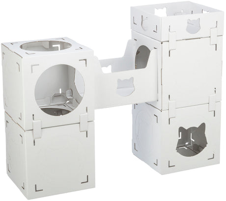 Weiße, modular aufgebaute Kartonboxen, teils verbunden, mit runden und katzenförmigen Ausschnitten, im Vordergrund.