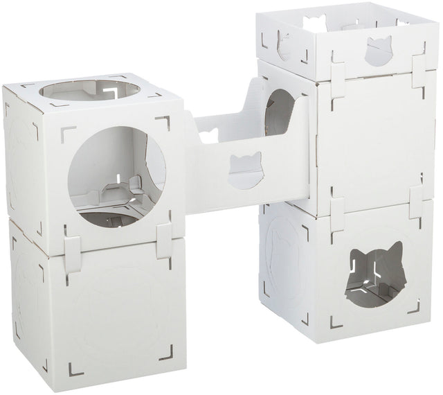 Weiße, modular aufgebaute Kartonboxen, teils verbunden, mit runden und katzenförmigen Ausschnitten, im Vordergrund.