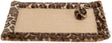 Braune kratzmatte mit Leopardenmuster-Rand und Spielzeug, rechteckig, beige Oberfläche, dunkles Fell.