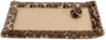 Braune kratzmatte mit Leopardenmuster-Rand und Spielzeug, rechteckig, beige Oberfläche, dunkles Fell.