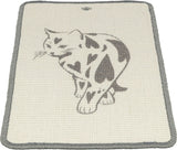 Beige Teppich mit grauem Rand und Katzenmotiv, das Herzen als Flecken zeigt.
