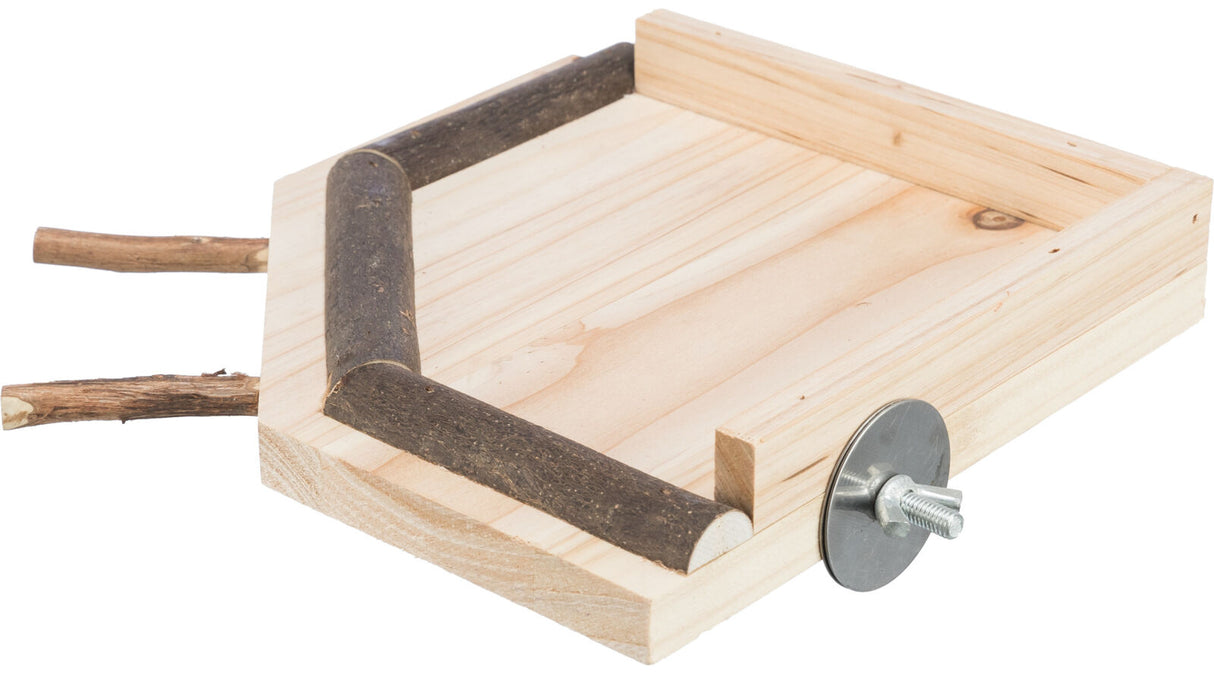 Holzplattform mit dunklen Holzleisten auf zwei Seiten, zwei Ästen und Metallschraube mit Unterlegscheibe.