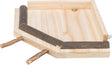 Holzplattform mit zwei kürzeren und einer längeren massiven Astbegrenzung und holzfarbenem Grund.
