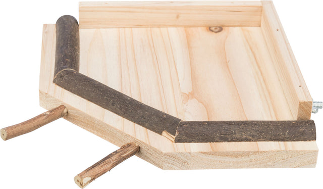 Holzplattform mit zwei kürzeren und einer längeren massiven Astbegrenzung und holzfarbenem Grund.
