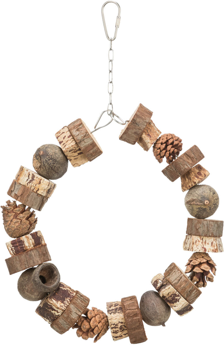Kranz aus Holzstücken, Zapfen und runden Stücken in Naturtönen mit Metallkette und Haken zum Aufhängen.