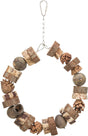 Kranz aus Holzstücken, Zapfen und runden Stücken in Naturtönen mit Metallkette und Haken zum Aufhängen.