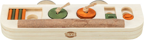 Holzspielzeug mit grünen und orangen Elementen, Seilen und einem Holzstab auf einer rechteckigen Platte.