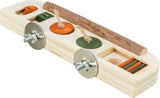 Holzspielzeug mit orangen und grünen Scheiben, Seilen, Stab und Metallschrauben, rechteckige Form.