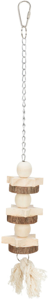 Kette mit Metallkarabiner, hölzernen Elementen und baumelndem Seil an der Unterseite, für Dekoration.