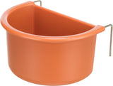 Orangefarbener Kunststoffnapf in Halbrundform mit Metallhaltern an den Seiten.